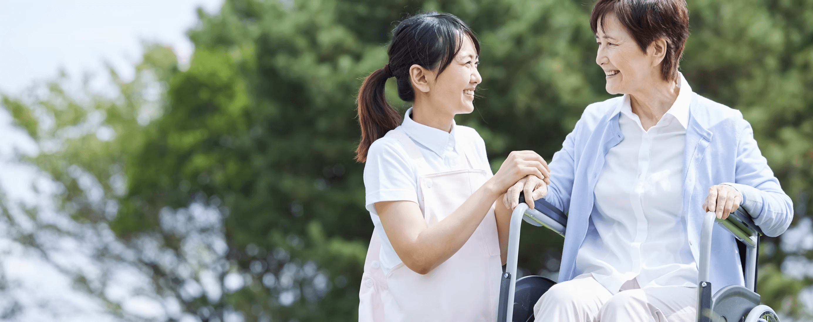 看護師が利用者に寄り添う様子